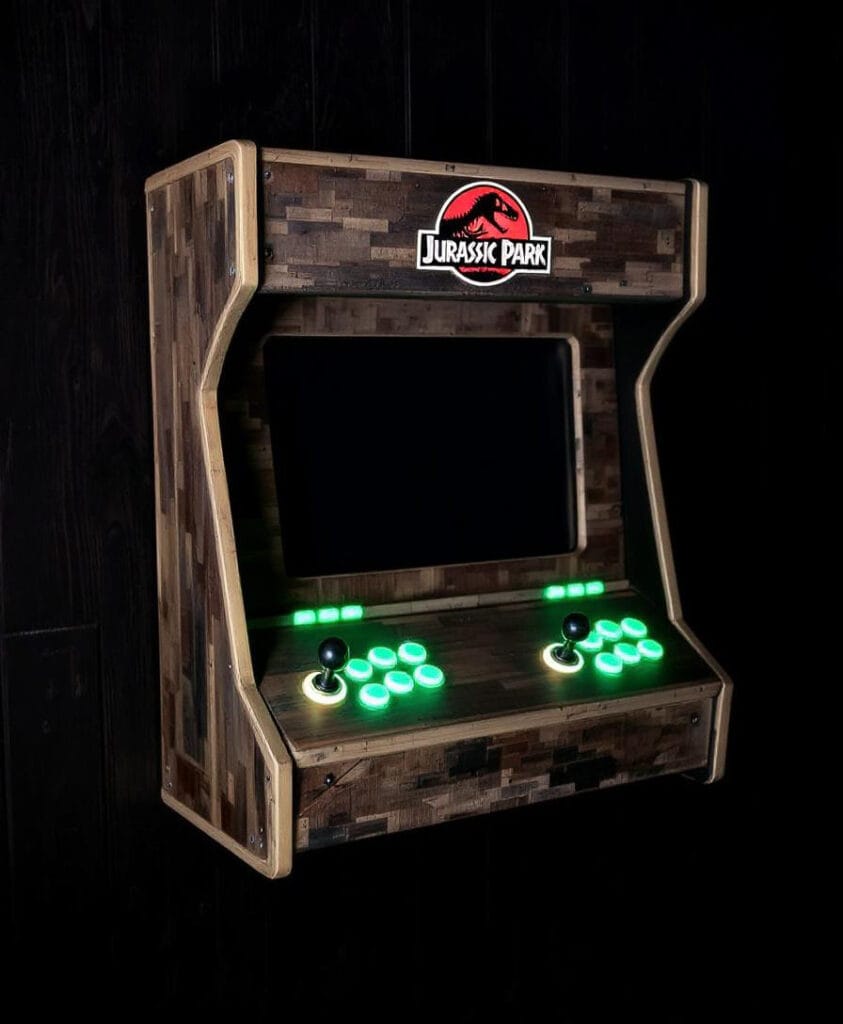 Wandmontierter Arcade-Spielautomat mit Jurassic Park-Logo und grünen Tasten.