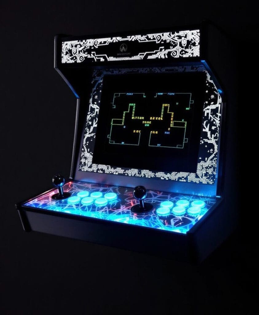 Wandmontierter Arcade-Spielautomat mit leuchtenden Tasten und einem Bildschirm, der ein Spiel anzeigt.